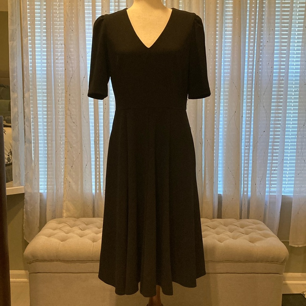 Donna Morgan Black v-neck midi dress. FULL skirt Size 8. And…pockets!